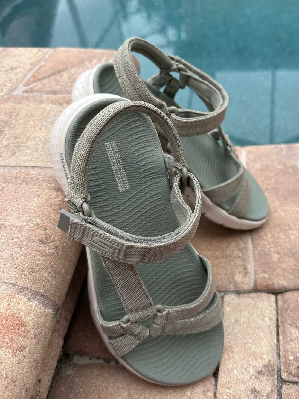 Skechers GOGA MAT GO WALK Strappy Sandals Women's Sz. 5 Sage Green w/Glitter